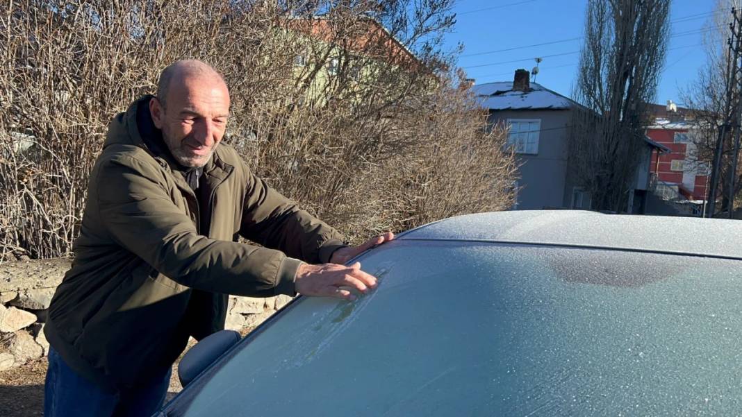 Çatılarda dev buz sarkıtları oluştu! O ilimize gitmeyen soğuk gördüm demesin: Hava -10 dereceye kadar düştü 5